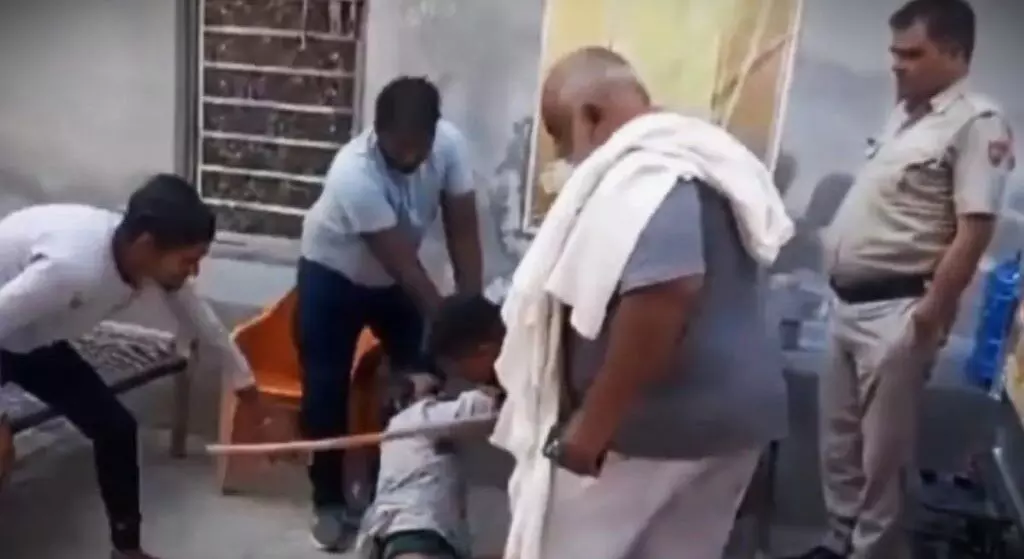 कथित गौरक्षक बिट्टू बजरंगी व साथियों की गुंडई एक व्यक्ति को छड़ी से पीटा
