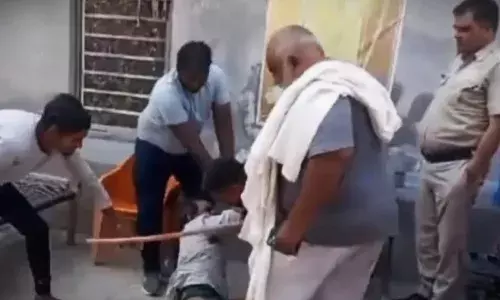 कथित गौरक्षक बिट्टू बजरंगी व साथियों की गुंडई एक व्यक्ति को छड़ी से पीटा कथित गौरक्षक बिट्टू बजरंगी व साथियों की गुंडई एक व्यक्ति को छड़ी से पीटा