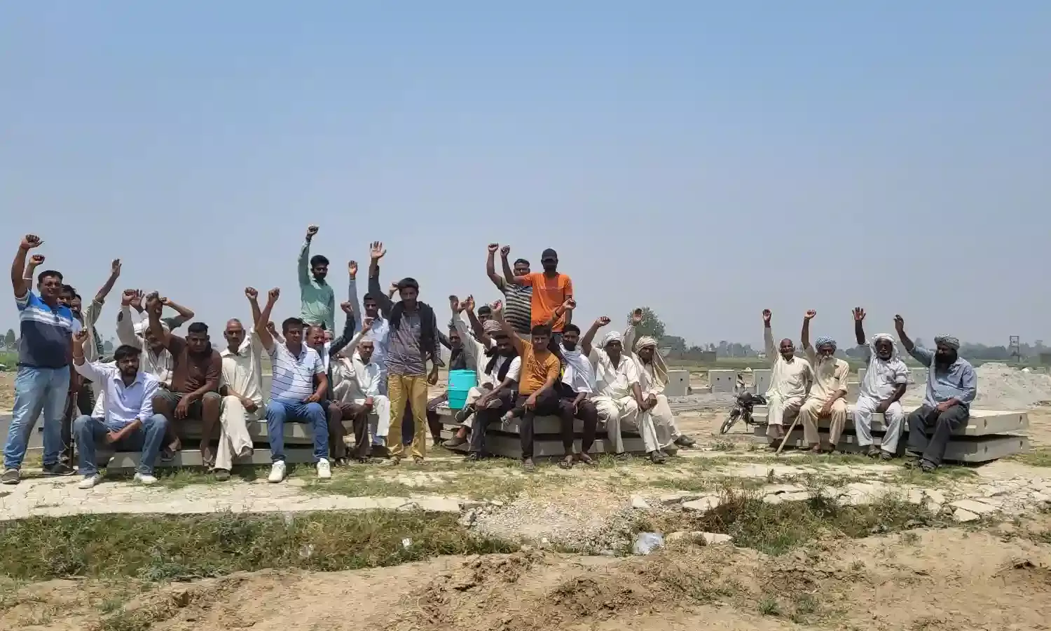 AMBALA NEWS-शमशान घाट के लिए रास्ता बंद करने पर भड़के ग्रामीण, बैठे धरने पर