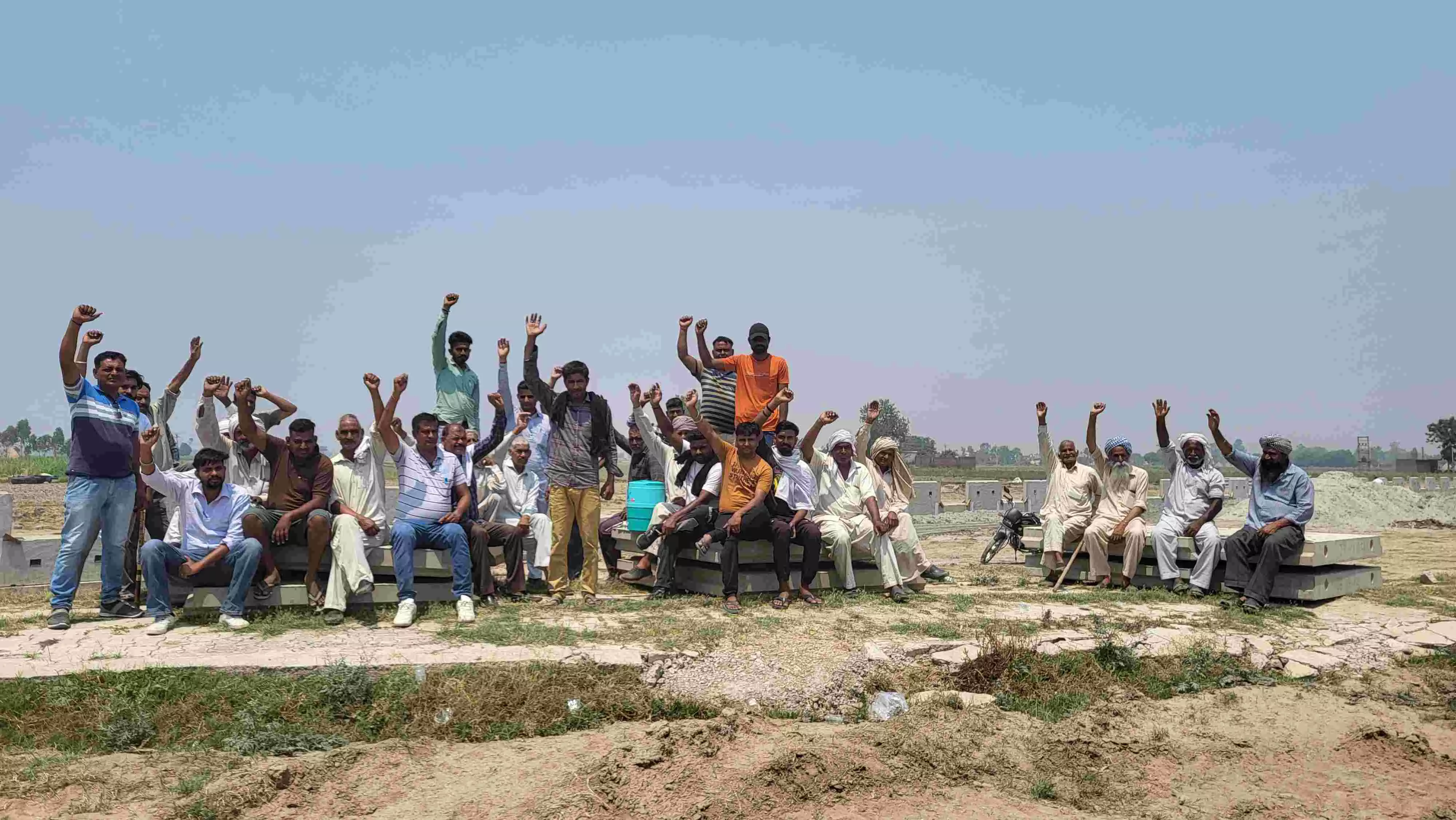 AMBALA NEWS-शमशान घाट के लिए रास्ता बंद करने पर भड़के ग्रामीण, बैठे धरने पर AMBALA NEWS-शमशान घाट के लिए रास्ता बंद करने पर भड़के ग्रामीण, बैठे धरने पर