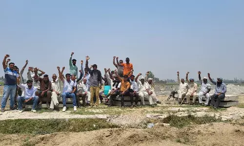 AMBALA NEWS-शमशान घाट के लिए रास्ता बंद करने पर भड़के ग्रामीण, बैठे धरने पर AMBALA NEWS-शमशान घाट के लिए रास्ता बंद करने पर भड़के ग्रामीण, बैठे धरने पर