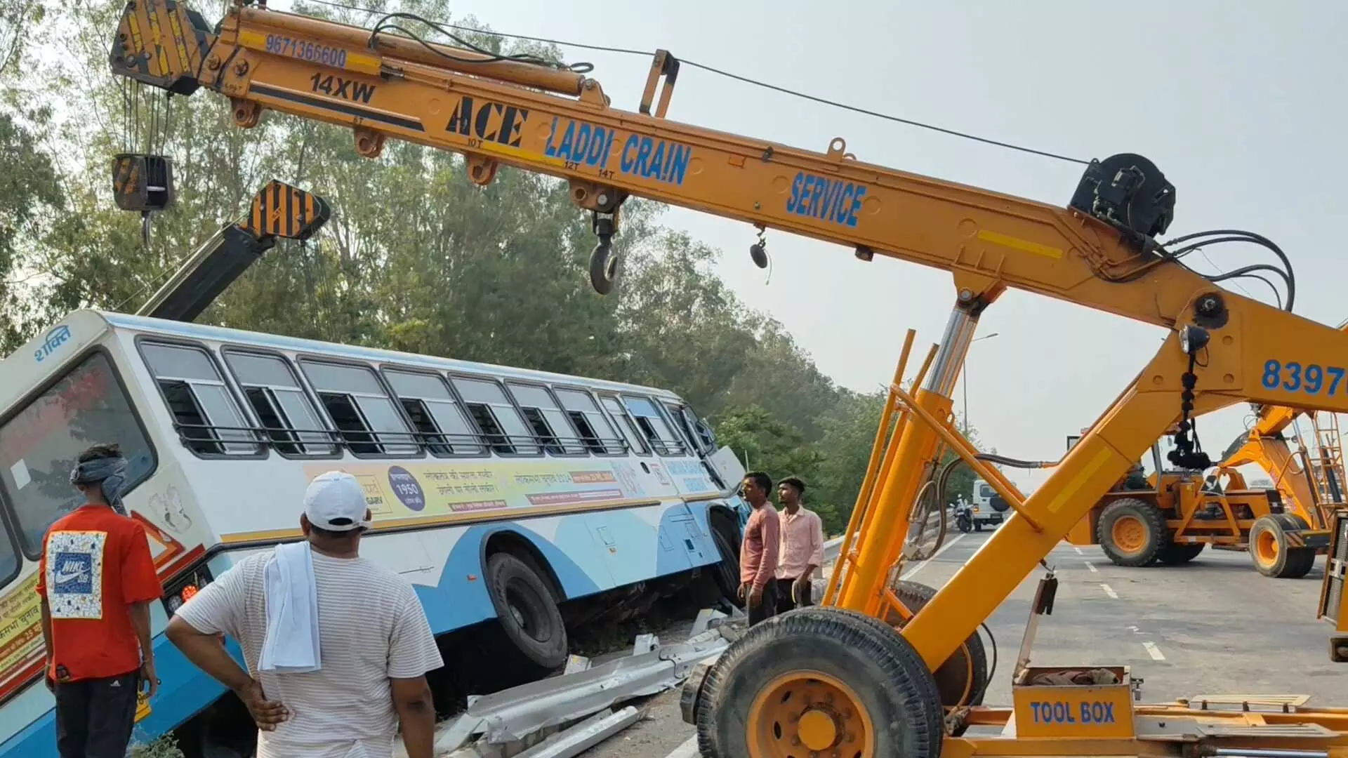 tarawadi news- रैलिंग के बीच अटकी बस, 35 यात्रियों की फूली सांसे, चालक की दर्दनाक मौत tarawadi news- रैलिंग के बीच अटकी बस, 35 यात्रियों की फूली सांसे, चालक की दर्दनाक मौत