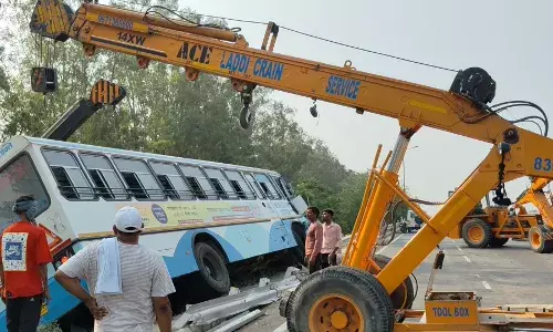 tarawadi news- रैलिंग के बीच अटकी बस, 35 यात्रियों की फूली सांसे, चालक की दर्दनाक मौत tarawadi news- रैलिंग के बीच अटकी बस, 35 यात्रियों की फूली सांसे, चालक की दर्दनाक मौत