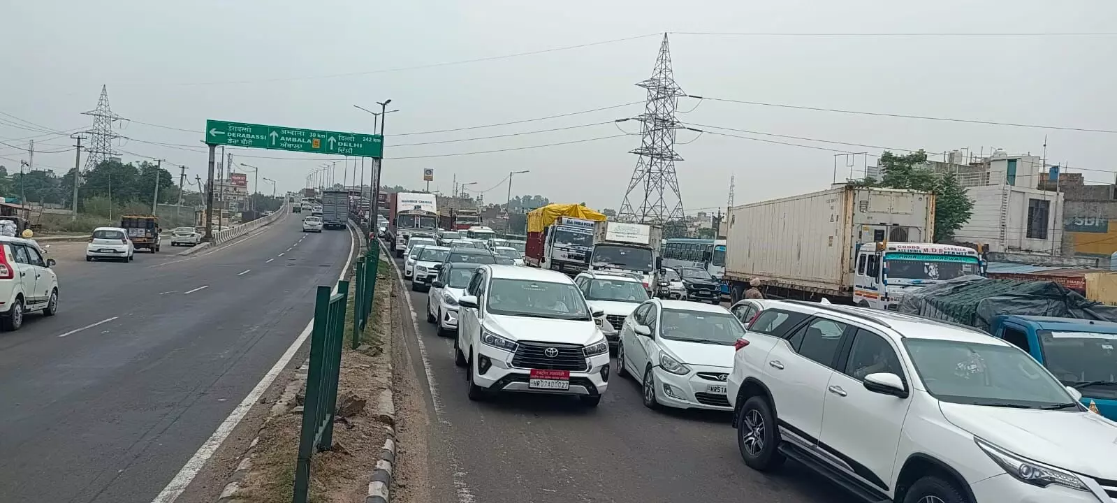 PUNJAB NEWS-डेराबस्सी में नेशनल हाईवे पर खराब व्यवस्था के कारण लगा जाम