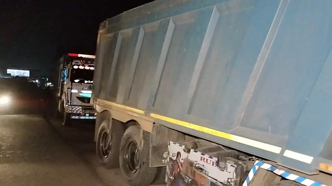 डेराबस्सी एएसपी ने अवैध खनन कर रहे तीन टिप्परों को काबू