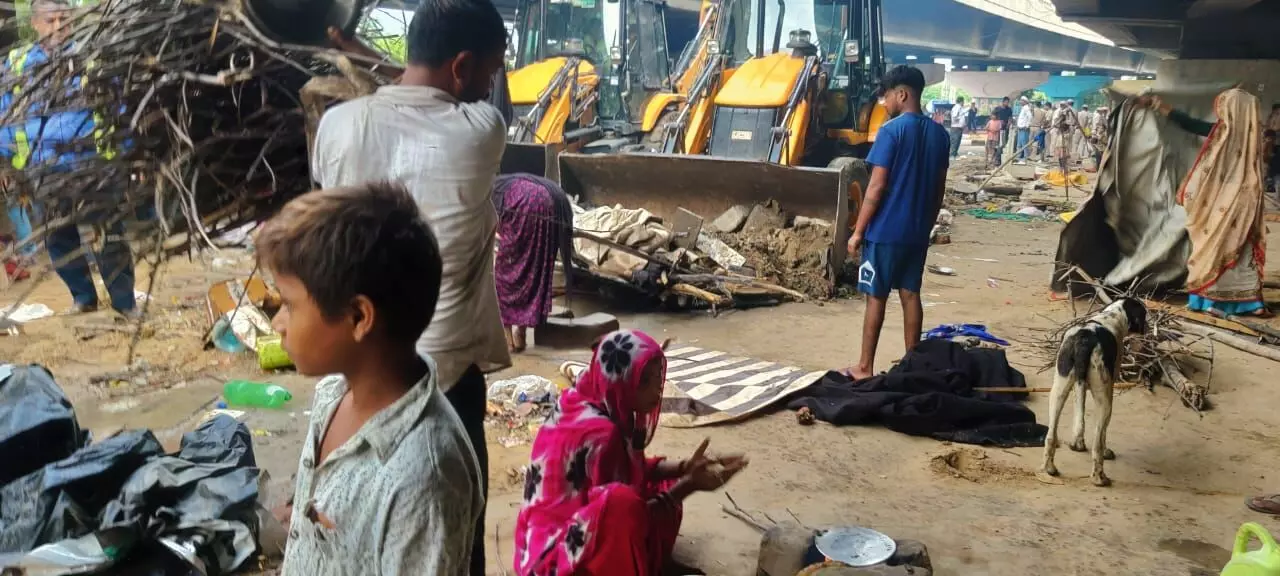 Gurugram News-राजीव चौक फ्लाईओवर के नीचे से अतिक्रमण हटाया गया