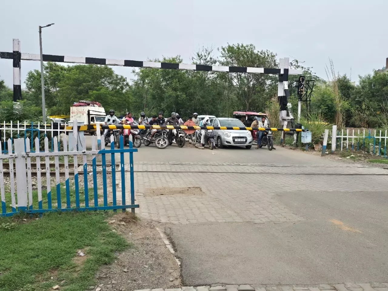 Zirakpur News -चंडीगढ़ प्रशासन द्वारा जमीन न देने के चलते हरमिलाप नगर रेलवे फाटक को निर्माण अधर में अटका Zirakpur News -चंडीगढ़ प्रशासन द्वारा जमीन न देने के चलते हरमिलाप नगर रेलवे फाटक को निर्माण अधर में अटका