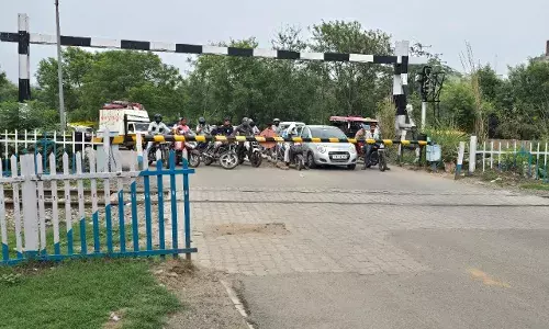 Zirakpur News -चंडीगढ़ प्रशासन द्वारा जमीन न देने के चलते हरमिलाप नगर रेलवे फाटक को निर्माण अधर में अटका Zirakpur News -चंडीगढ़ प्रशासन द्वारा जमीन न देने के चलते हरमिलाप नगर रेलवे फाटक को निर्माण अधर में अटका