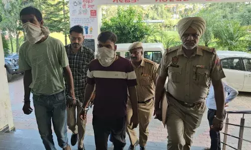 जीरकपुर अस्पताल में घुसे दो युवक,महिला डॉक्टर ने रोका तो धक्का देकर हुए थे फरार जीरकपुर अस्पताल में घुसे दो युवक,महिला डॉक्टर ने रोका तो धक्का देकर हुए थे फरार