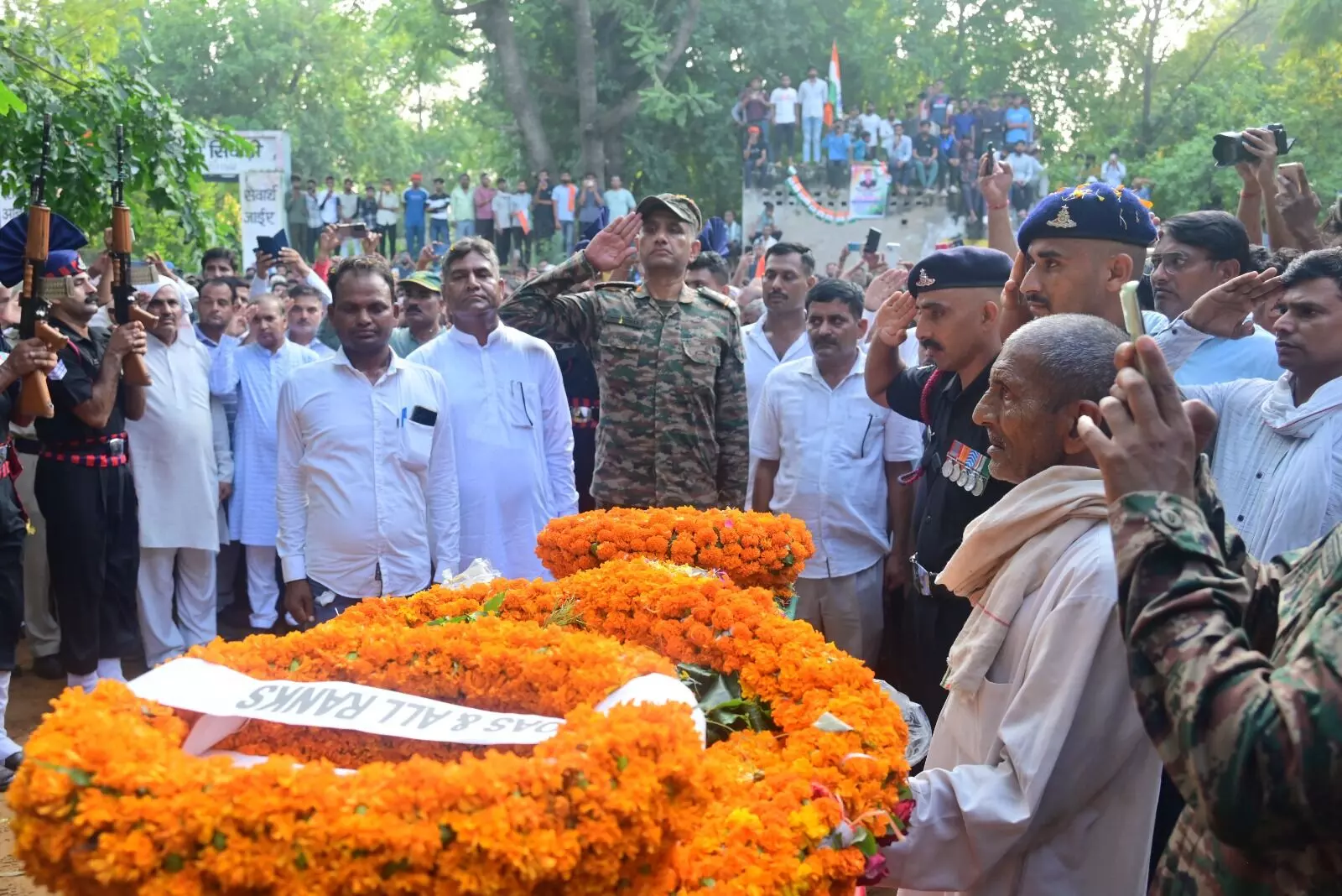 शहीद अजीत यादव का सैनिक सम्मान के साथ अंतिम संस्कार