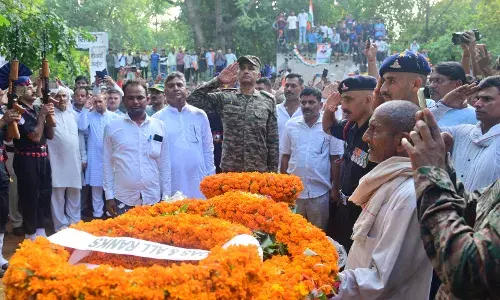 शहीद अजीत यादव का सैनिक सम्मान के साथ अंतिम संस्कार