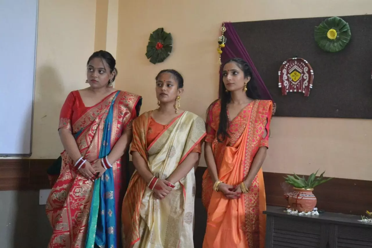 विदेशी छात्रों संग पारंपरिक परिधानों में मनाया विश्व पर्यटन दिवस, विदेशी छात्रों संग पारंपरिक परिधानों में मनाया विश्व पर्यटन दिवस,