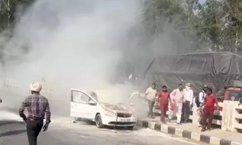 डेराबस्सी में बड़ा हादसा: चलती कार में लगी आग, तीन बच्चे थे सवार