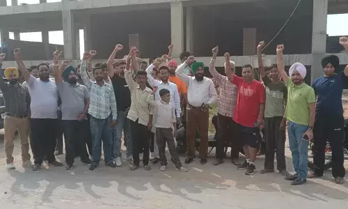 नगर परिषद जीरकपुर के अधिकारियों नहीं आए पैमाइश के लिएतो लोगों ने लगाए मिली भगत वा भ्रष्टाचार के आरोप नगर परिषद जीरकपुर के अधिकारियों नहीं आए पैमाइश के लिएतो लोगों ने लगाए मिली भगत वा भ्रष्टाचार के आरोप