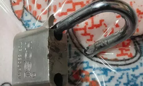 गारमेंट्स स्टोर पर चोरों ने की नगदी तथा कीमती कपड़ों पर की हाथ साफ गारमेंट्स स्टोर पर चोरों ने की नगदी तथा कीमती कपड़ों पर की हाथ साफ