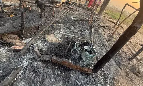 मजदूर परिवारों की झोपड़ियों में लगी आग मजदूर परिवारों की झोपड़ियों में लगी आग