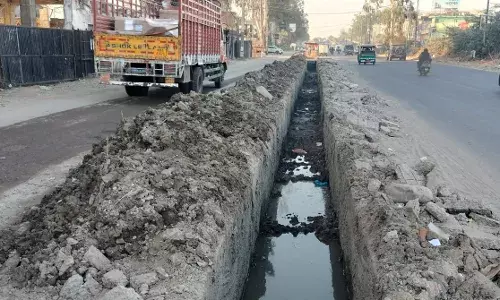 गंदगी का ढ़ेर और दूसरी तरफ खुली पड़ी ड्रेन दे रही हादसों को न्योता गंदगी का ढ़ेर और दूसरी तरफ खुली पड़ी ड्रेन दे रही हादसों को न्योता