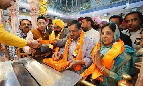 अरविंद केजरीवाल और मुख्यमंत्री भगवंत मान ने श्री हरमंदिर साहिब, में माथा टेका अरविंद केजरीवाल और मुख्यमंत्री भगवंत मान ने श्री हरमंदिर साहिब, में माथा टेका