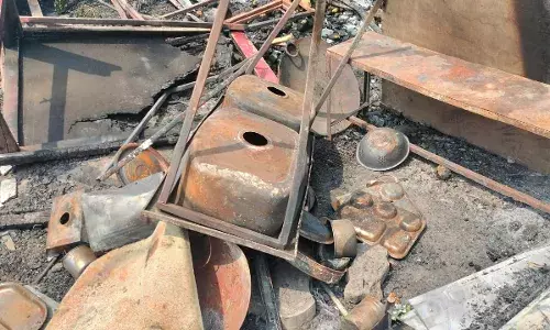 जीरकपुर में तीन दुकानें जलकर हुई राख, लाखों का हुआ नुकसान जीरकपुर में तीन दुकानें जलकर हुई राख, लाखों का हुआ नुकसान