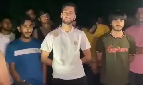 Derabassi News-डेराबस्सी  में क्रिकेट खेलते हुए कश्मीरी छात्र और अन्य स्टूडेंट्स के बीच में झगड़ा