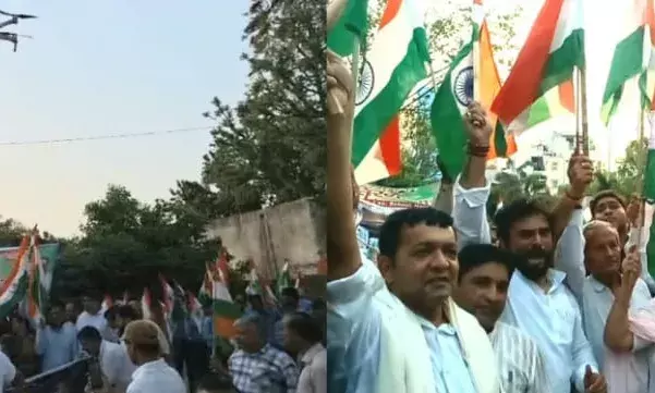 भाजपा नेताओं के हाथ में तिरंगा झंडा