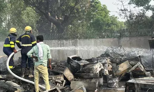 बोहड़ाकला में स्क्रैप के गोदाम के लगी आग, हादसा टला