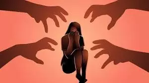 निर्दोष बच्ची की चीखों पर सहानुभूति का बोझ निर्दोष बच्ची की चीखों पर सहानुभूति का बोझ