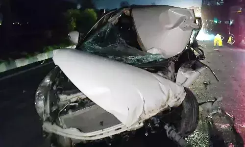 ट्रक के नीचे घुसी कार, बुरी तरह से क्षतिग्रस्त, चालक सुरक्षित ट्रक के नीचे घुसी कार, बुरी तरह से क्षतिग्रस्त, चालक सुरक्षित