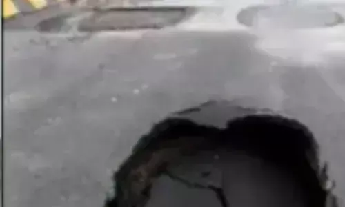 भारत में सड़क माँगोगे तो गड्ढे मिलेंगे, तारीख माँगो नेताजी मिलेंगे