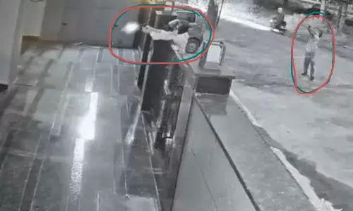 गुरुग्राम में एल्‍व‍िश यादव के मकान के में गेट पर खड़े होकर ताबड़तोड़ फायरिंग