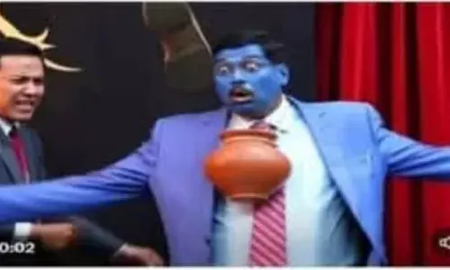 भारतीय संविधान पर उछलता जूता!!