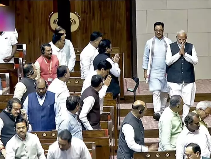 भारतीय संसद और मीडिया से क्यों छिप रहे बीजेपी के प्रधानमंत्री नरेंद्र मोदी भारतीय संसद और मीडिया से क्यों छिप रहे बीजेपी के प्रधानमंत्री नरेंद्र मोदी