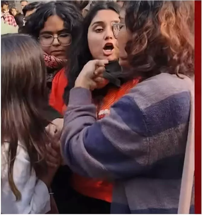 जाहिल बनते जा रहे भारतीय ! जाहिल बनते जा रहे भारतीय !