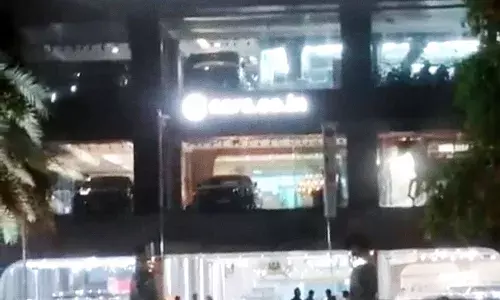 गुरुग्राम में लग्जरी कार शोरूम पर देर रात फायरिंग, ड्राइवर घायल गुरुग्राम में लग्जरी कार शोरूम पर देर रात फायरिंग, ड्राइवर घायल