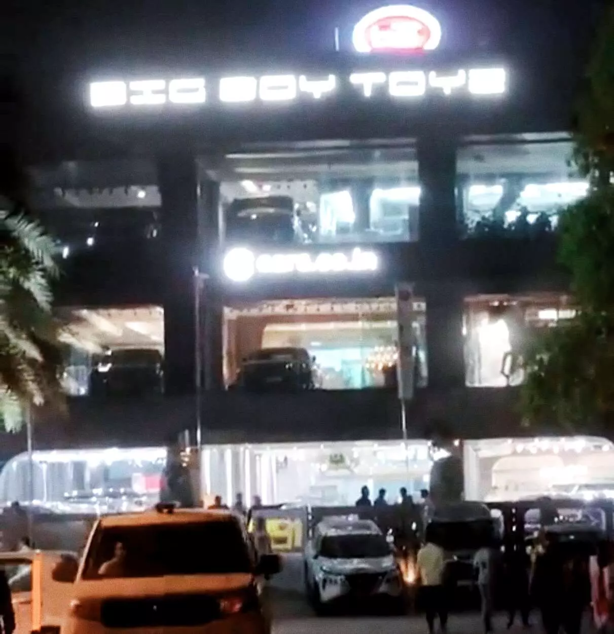 गुरुग्राम में लग्जरी कार शोरूम पर देर रात फायरिंग, ड्राइवर घायल गुरुग्राम में लग्जरी कार शोरूम पर देर रात फायरिंग, ड्राइवर घायल