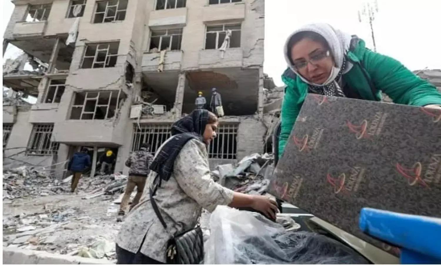 ईरान पर अमेरिका-इजरायल का क्रूर हमला: खामेनेई की मौत से शुरू हुआ विनाशकारी युद्ध